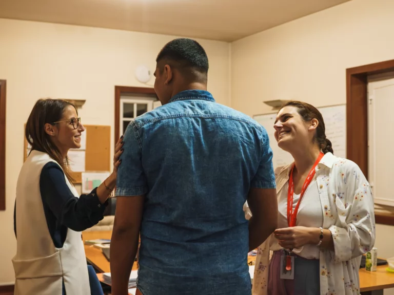Voluntários da Cruz Vermelha Portuguesa em apoio social
