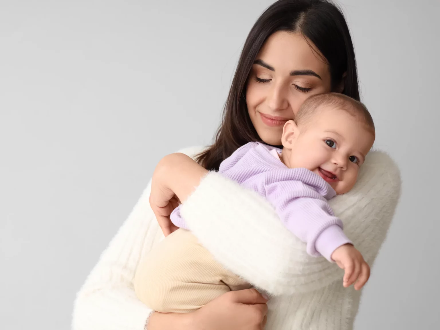 Mãe com o bebé ao colo