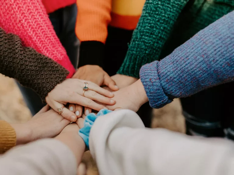 Grupo de pessoas a dar as mãos
