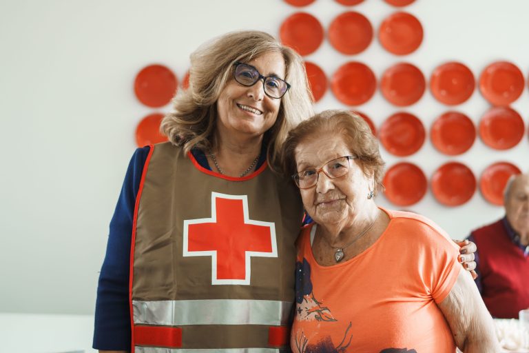 Voluntaria com idosa